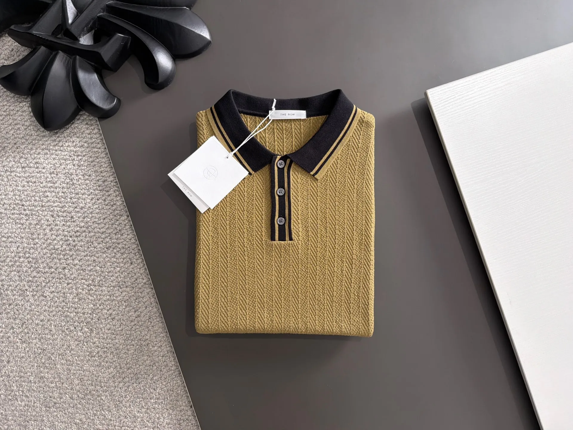 Shipping next day TR high quality - The Row 26ss New Arrival men's short-sleeved T-shirt. Like LP and BC, it belongs to the same old-money style top-notch light luxury brand. The New Arrival Original men's casual short-sleeved shirt is made of combed cotton yarn knitted imitation cotton fabric. Exclusive Premium custom-controlled raw materials. 14-needle precision knitting. The iconic waffle soul is woven. The three-dimensional texture flows with subtle light and shadow. Viewed from a distance, it is introverted. It shows when you touch it closely. It feels substantial when weighed. The upper body is also more textured than ordinary T-shirts. Fashionable Versatile Hot Sale. It is skin-friendly and comfortable to wear. Premium boutique. The upper body is made of Factory's fine workmanship. A must-have item for men. Complete with three standards. Sizes M-3XL